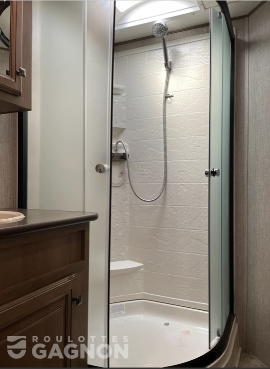 Roulotte Fifth Wheel 2015 de 36 pieds avec garantie de 4 ans à vendre