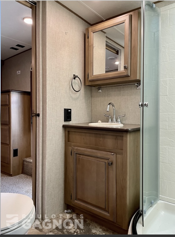 Roulotte Fifth Wheel 2015 de 36 pieds avec garantie de 4 ans à vendre