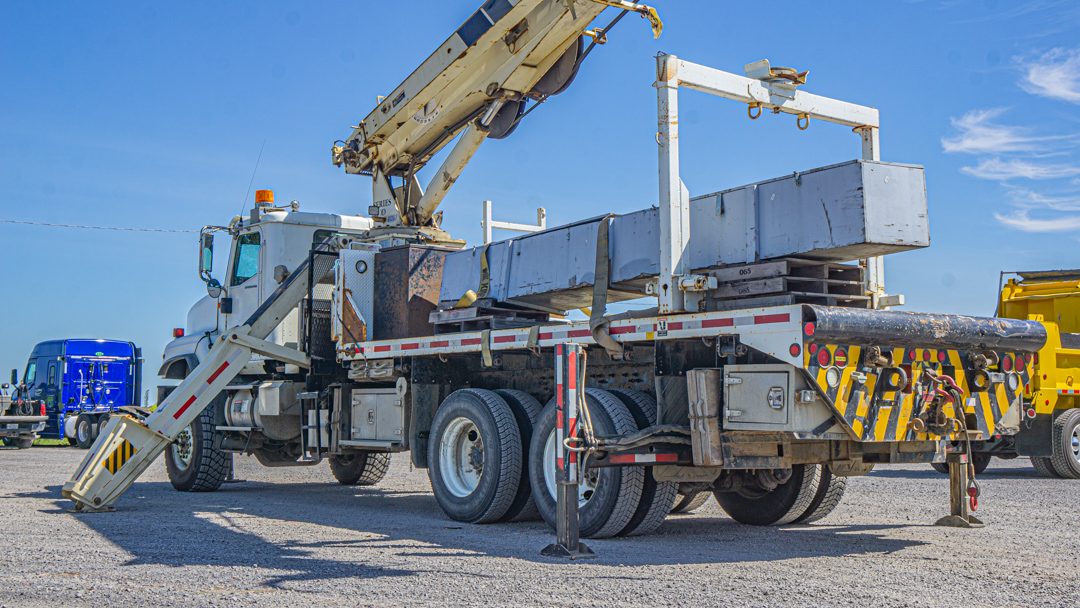 INTERNATIONAL 5600I BOOM CRANE TRUCK 2005 à vendre