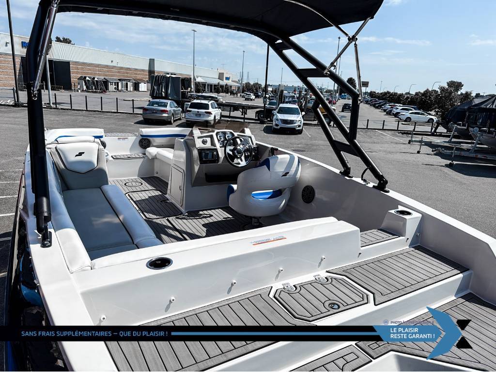 Starcraft SVX 211 OB 140hp deck boat bateau Ponté 2024 à vendre