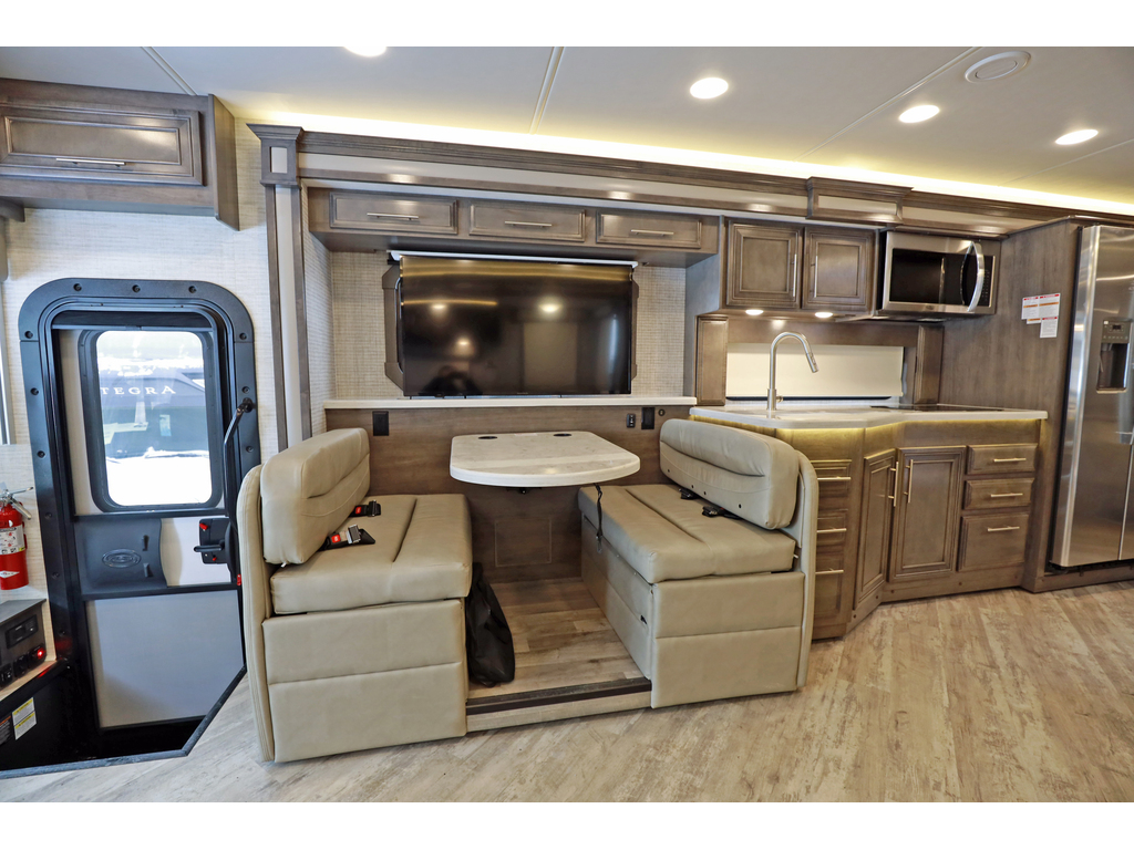 Entegra Coach Emblem 2024 à vendre