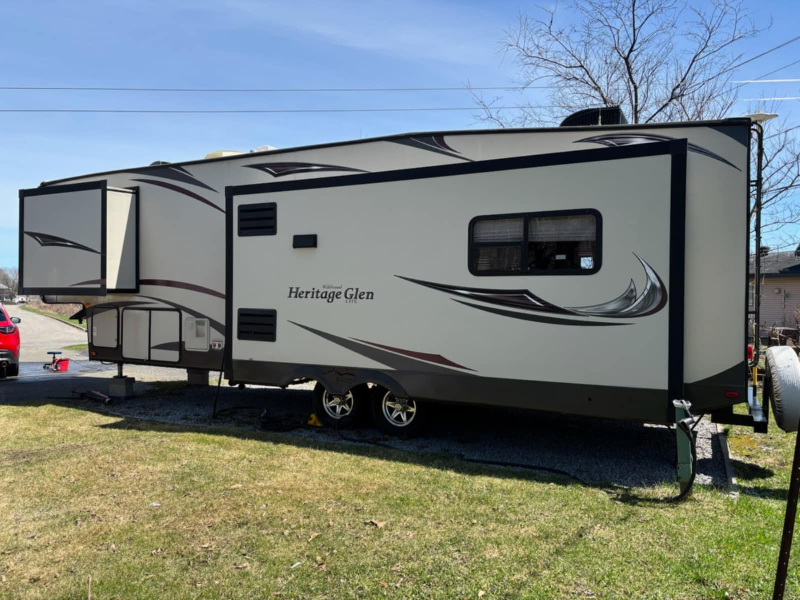 FIFTH WHEEL FOREST RIVER HERITAGE GLEN LITE 2014 36 PIEDS 3 EXTENTIONS DIVAN SECTIONNEL * VENTE DE PARTICULIER * 418-932-6595 à vendre