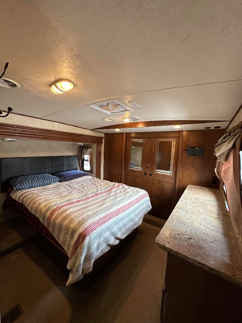 FIFTH WHEEL FOREST RIVER HERITAGE GLEN LITE 2014 36 PIEDS 3 EXTENTIONS DIVAN SECTIONNEL * VENTE DE PARTICULIER * 418-932-6595 à vendre