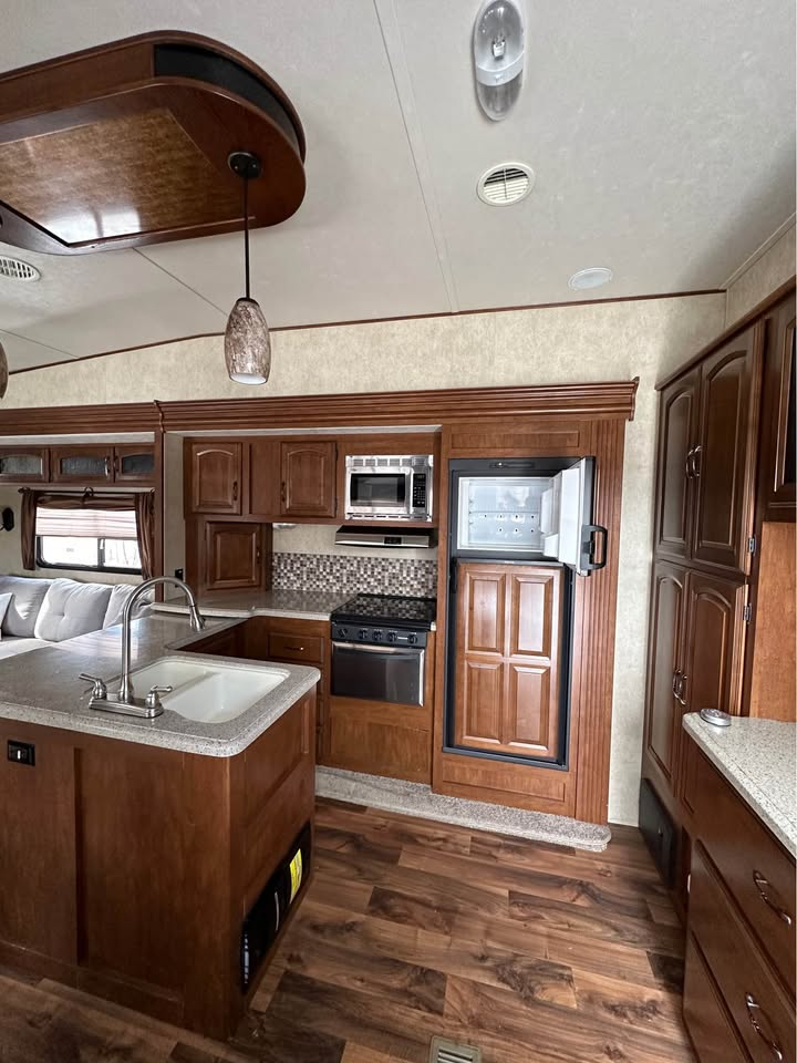 FIFTH WHEEL FOREST RIVER HERITAGE GLEN LITE 2014 36 PIEDS 3 EXTENTIONS DIVAN SECTIONNEL * VENTE DE PARTICULIER * 418-932-6595 à vendre
