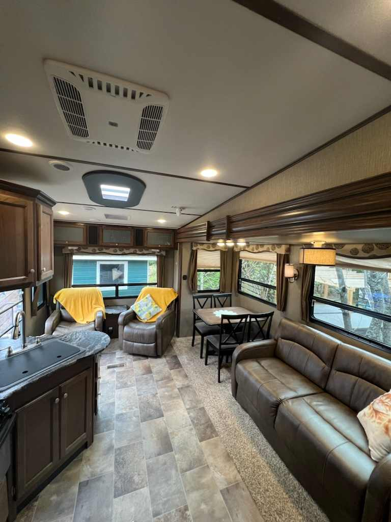 FIFTH WHEEL KEYSTONE SPRINTER 252FW 30 PIEDS GRAND SLIDE OUT COUCHE 4 , 8100 LBS * VENTE DE PARTICULIER * 418-932-6595 à vendre