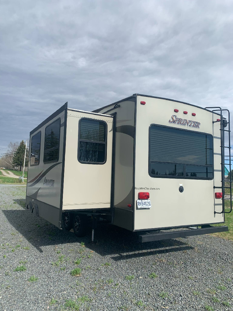 FIFTH WHEEL KEYSTONE SPRINTER 252FW 30 PIEDS GRAND SLIDE OUT COUCHE 4 , 8100 LBS * VENTE DE PARTICULIER * 418-932-6595 à vendre