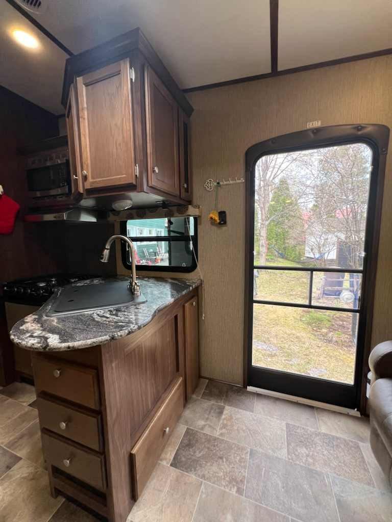 FIFTH WHEEL KEYSTONE SPRINTER 252FW 30 PIEDS GRAND SLIDE OUT COUCHE 4 , 8100 LBS * VENTE DE PARTICULIER * 418-932-6595 à vendre