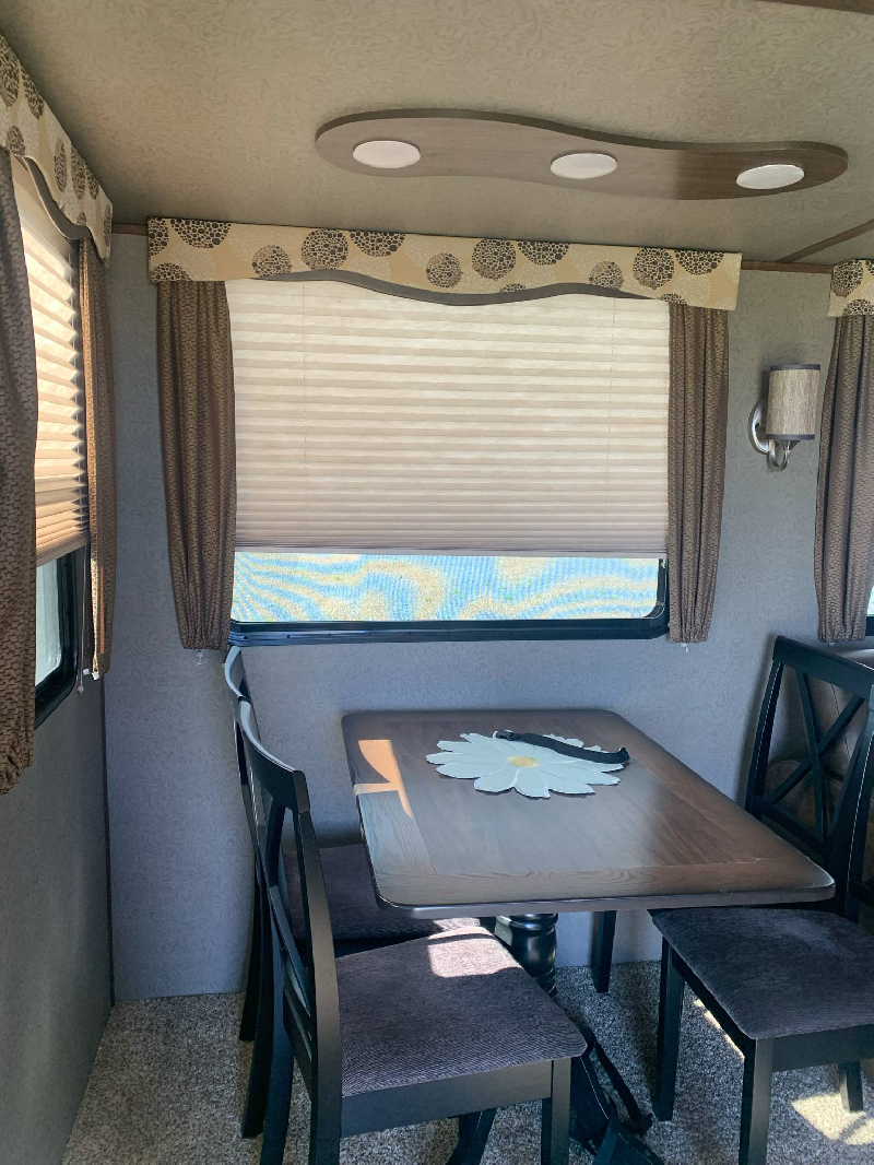 FIFTH WHEEL KEYSTONE SPRINTER 252FW 30 PIEDS GRAND SLIDE OUT COUCHE 4 , 8100 LBS * VENTE DE PARTICULIER * 418-932-6595 à vendre