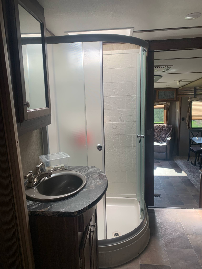 FIFTH WHEEL KEYSTONE SPRINTER 252FW 30 PIEDS GRAND SLIDE OUT COUCHE 4 , 8100 LBS * VENTE DE PARTICULIER * 418-932-6595 à vendre