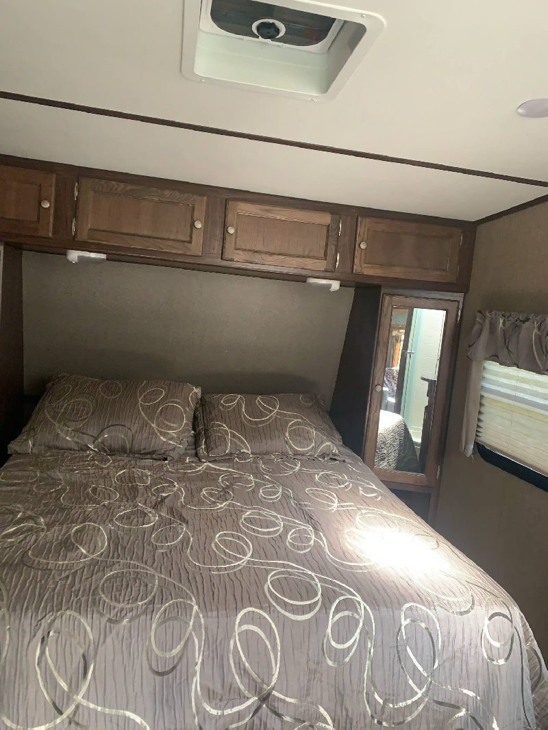 FIFTH WHEEL KEYSTONE SPRINTER 252FW 30 PIEDS GRAND SLIDE OUT COUCHE 4 , 8100 LBS * VENTE DE PARTICULIER * 418-932-6595 à vendre