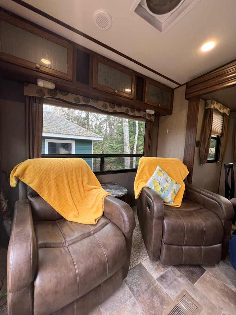 FIFTH WHEEL KEYSTONE SPRINTER 252FW 30 PIEDS GRAND SLIDE OUT COUCHE 4 , 8100 LBS * VENTE DE PARTICULIER * 418-932-6595 à vendre