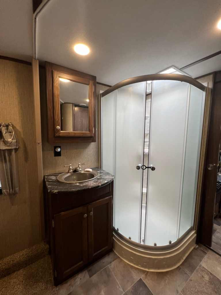 FIFTH WHEEL KEYSTONE SPRINTER 252FW 30 PIEDS GRAND SLIDE OUT COUCHE 4 , 8100 LBS * VENTE DE PARTICULIER * 418-932-6595 à vendre