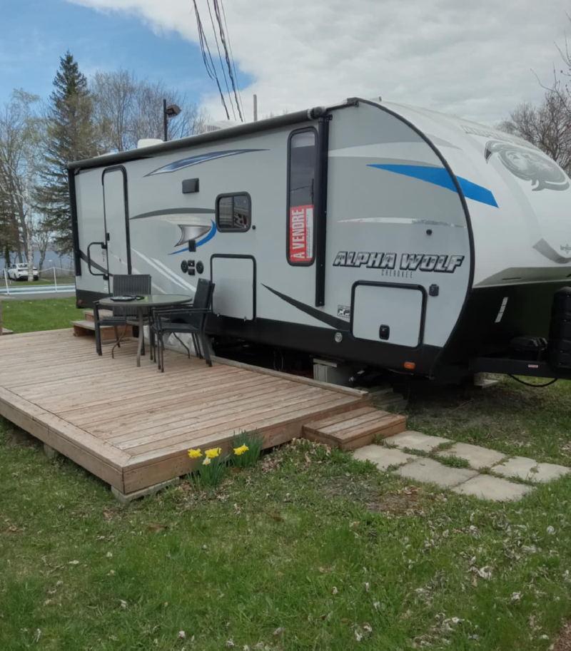 ROULOTTE ALPHA WOLF CHEROKEE 23 PIEDS 5200 LBS POUR COUPLE * VENTE DE PARTICULIER * 418-932-6595 à vendre