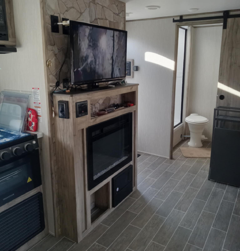 ROULOTTE ALPHA WOLF CHEROKEE 23 PIEDS 5200 LBS POUR COUPLE * VENTE DE PARTICULIER * 418-932-6595 à vendre