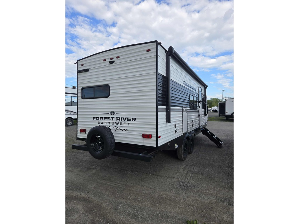 East to West Della Terra 2023