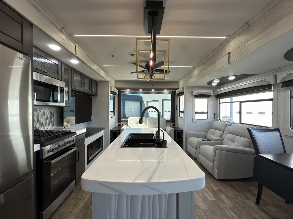 Crossroads RV Redwood Regency 3721FDB 2025 à vendre