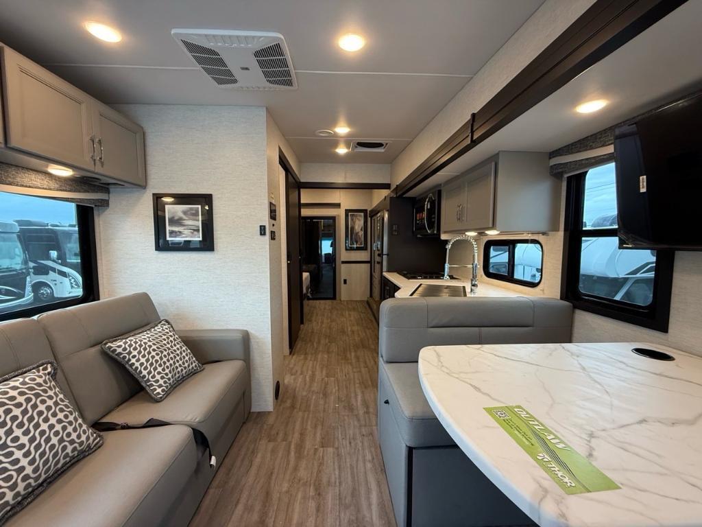 Thor Motor Coach Outlaw 38M CARGO Essence 2026 à vendre