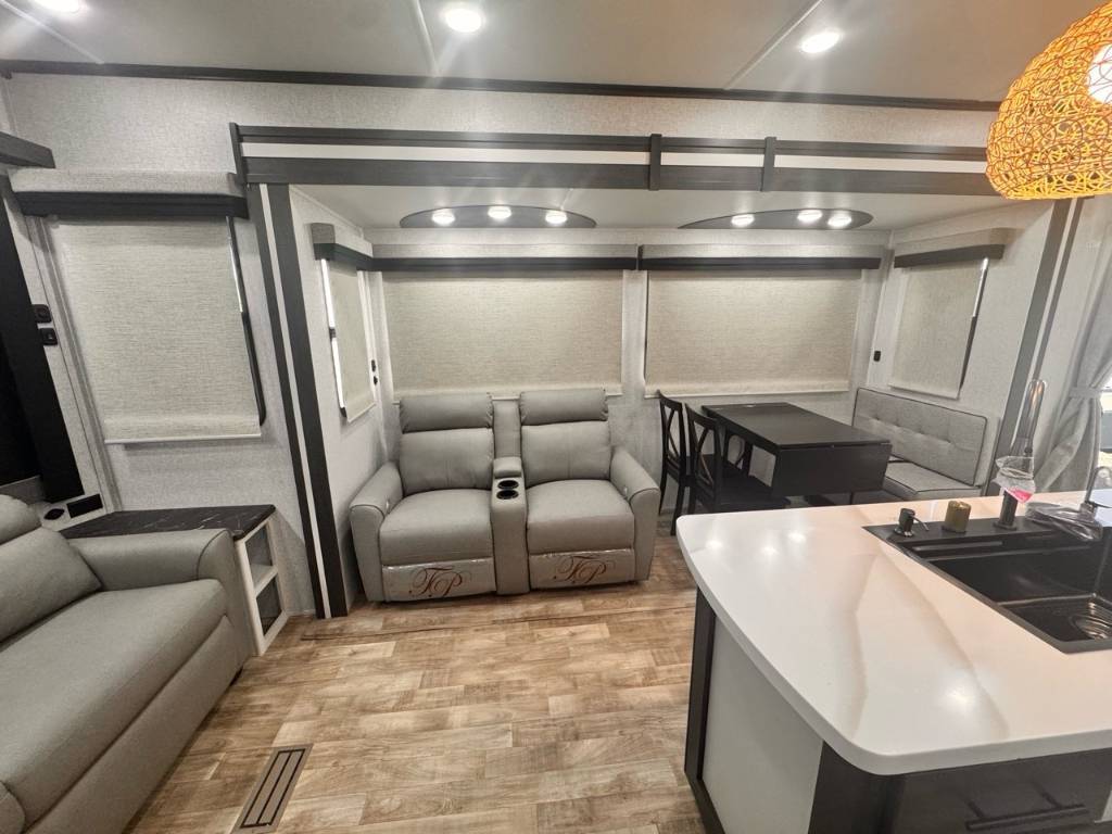 Keystone RV HAMPTON 372FDB 2026 à vendre