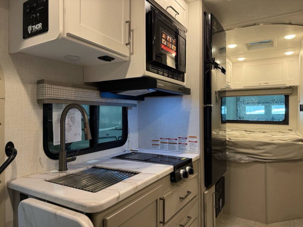 Thor Motor Coach Echelon LC21 Essence 2026 à vendre